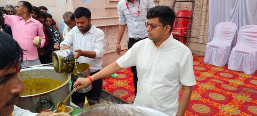 भाद्रपद अमावस्या मेला के शुभ अवसर पर जिलाधिकारी ने बरहा के हनुमान जी मंदिर के पास परिक्रमा मार्ग पर भादौ मास की अमावस्या मेला में आये हुए श्रद्धालुओं को प्रसाद वितरण किया।