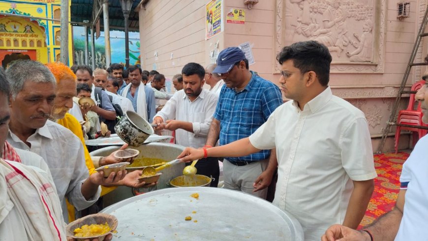 भाद्रपद अमावस्या मेला के शुभ अवसर पर जिलाधिकारी ने बरहा के हनुमान जी मंदिर के पास परिक्रमा मार्ग पर भादौ मास की अमावस्या मेला में आये हुए श्रद्धालुओं को प्रसाद वितरण किया।