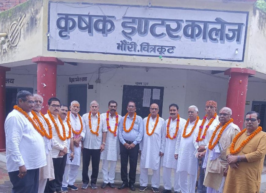 प्रधानाचार्य ने सभी पदाधिकारियों का माल्यार्पण कर स्वागत किया