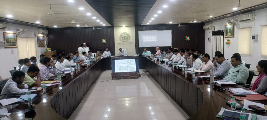 मंडला आयुक्त चित्रकूट धाम मंडल की अध्यक्षता में जिलाधिकारी  एवं  पुलिस अधीक्षक की उपस्थिति में कानून व्यवस्था व विकास कार्यों की समीक्षा बैठक कलेक्ट्रेट सभागार में संपन्न हुई।