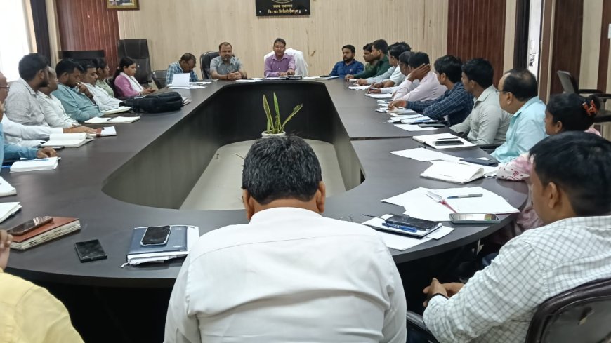 ब्लाक सभागार सिरौलीगौसपुर में बी डी ओ संजीव कुमार गुप्ता की अध्यक्षता में स्वास्थ्य व विकास विभाग की बैठक हुई