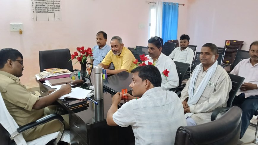 प्रभारी निरीक्षक कोतवाली बदोसरांय अजीत कुमार विद्यार्थी ने ग्राम प्रधानों के साथ बैठक कर गांवों में शांति व्यवस्था बनाए रखने की अपील किया।