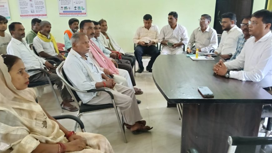 किन्तूर की चौपाल में खंण्ड विकास अधिकारी संजीव कुमार गुप्ता ने सरकार की योजनाओं को बताया