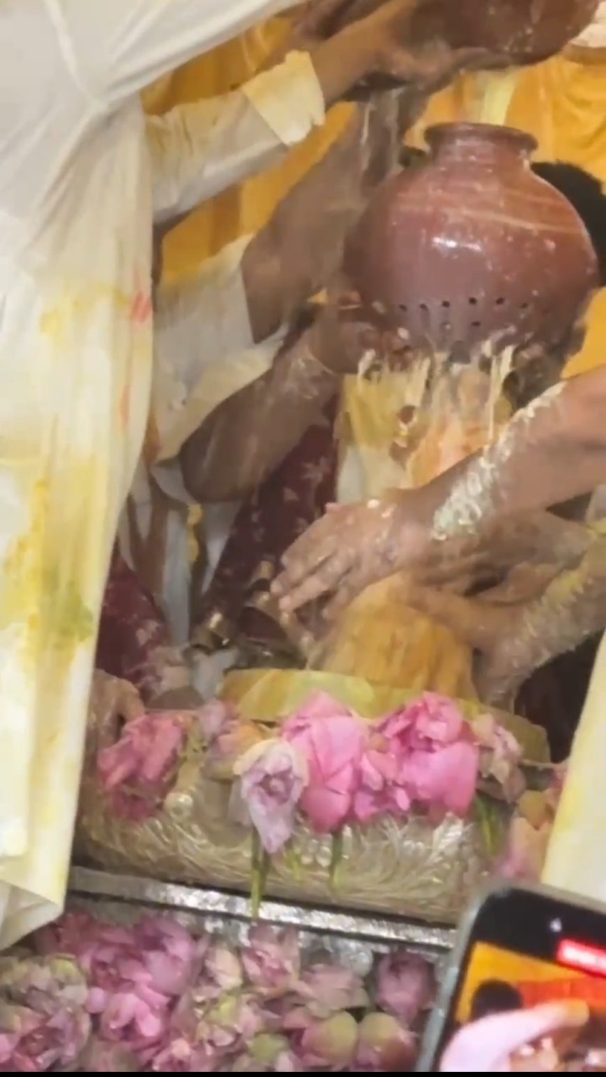 मथुरा के बरसाना में मनाया गया राधा रानी का प्राकृतिक उत्सव लगे राधे-राधे के नारे