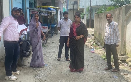 महापौर ने किया वार्ड क्रमाक 38 एवं 40 का भ्रमण वार्ड की क्षतिग्रस्त सड़को की तत्काल मरम्मत कराकर आवागम को सुगम बनाये-श्रीमती अग्रवाल