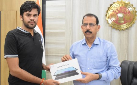 संशोधित  एसएससी की तैयारी के लिए अभिषेक मिला टैबलेट कलेक्टर ने छात्र की समस्या का किया समाधान अब टैबलेट से ऑनलाईन एसएससी की तैयारी कर पायेगा अभिषेक