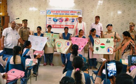 क्षेत्राधिकारी मऊ द्वारा महामति प्राणनाथ डिग्री कॉलेज मऊ में जागरूकता अभियान चलाकर बढ़ते साइबर साइबर अपराध,सड़क दुर्घटना एव मिशन शक्ति फेज-5 के बारे में विद्यार्थियों जागरूक किया गया तथा बढ़ते साइबर अपराध से बचने के उपाय भी बताये गये