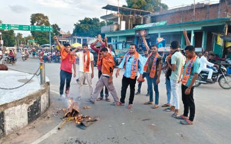 अखिल भारतीय विद्यार्थी परिषद ने बदोसरांय के रामसेवक यादव चौराहे पर कैबिनेट मंत्री  राजभर का पुतला फूंका