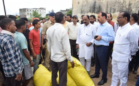 विधायक सिंगरौली, देवसर एवं कलेक्टर ने संयुक्त रूप से किया मार्कफेड गोदाम कचनी का निरीक्षण कालाबाजारी करने वालो पर करे कठोर कार्यवाही- कलेक्टर जिले मे कल यूरिया की एक रैक और होगी उपलब्ध