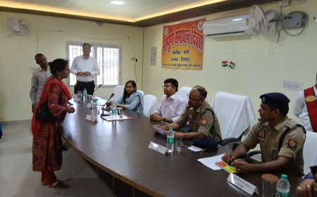 जिलाधिकारी  व पुलिस अधीक्षक  की उपस्थिति में संपूर्ण समाधान दिवस का आयोजन तहसील सभागार कर्वी में सम्पन्न