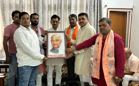 नवनियुक्त शक्तिकेंन्द्र संयोजकों को नीरज वर्मा ने सरदार पटेल का चित्र भेंट किया