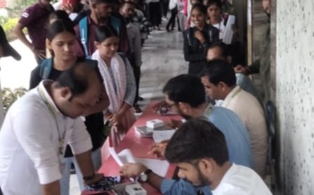 राधारमण मिश्र महाविद्यालय मे टैबलेट पाकर झूम उठे छात्र-छात्राएं