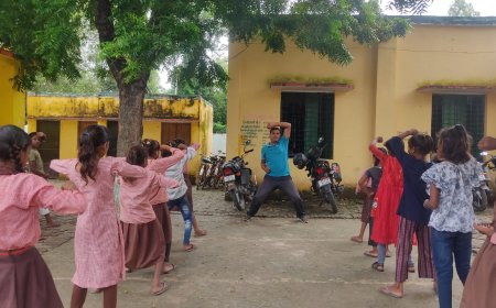 कंपोजिट विद्यालय मरौचा की छात्राएं सीख रही आत्मरक्षा प्रशिक्षण।