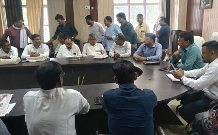 ब्लाक सभागार सिरौलीगौसपुर में खंण्ड विकास अधिकारी संजीव कुमार गुप्ता की अध्यक्षता में बी एल ओ, सुपरवाइजर की बैठक हुई