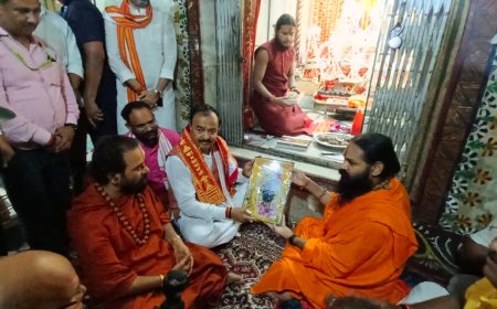 श्री कामदगिरि प्रदक्षिणा का प्रमुख द्वार मंदिर जाकर किया भगवान श्री कामता नाथ का दर्शन पूजन।उप मुख्यमंत्री केशव प्रसाद मौर्य