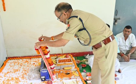 विश्वकर्मा पूजा के अवसर पर पुलिस अधीक्षक चित्रकूट द्वारा पुलिस लाइन में भगवान विश्वकर्मा की विधि विधान से शस्त्रागार में शस्त्रों एवं परिवहन शाखा के वाहनों की  पूजा-अर्चना की गयी।