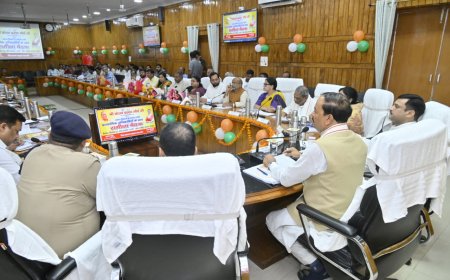 उप मुख्यमंत्री केशव प्रसाद मौर्य ने जिले के अधिकारियों के साथ की बैठक