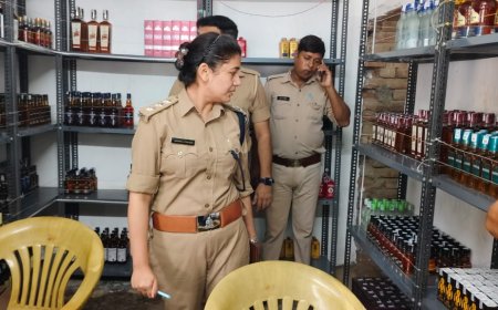 आबकारी निरीक्षक शिवानी सिंह चौहान ने शराब की दुकानों का निरीक्षण किया