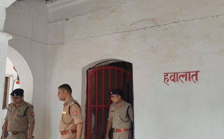 पुलिस उप महानिरीक्षक वाराणसी परिक्षेत्र द्वारा किया गया थाना कोतवाली का औचक निरीक्षण