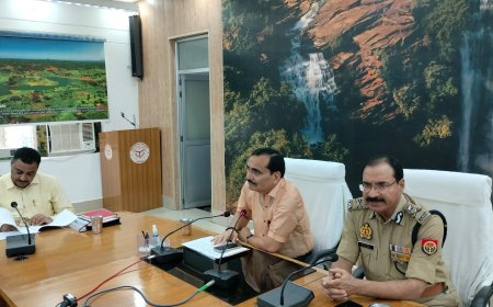 मण्डलायुक्त व जिलाधिकारी ने विन्ध्याचल में शारदीय नवरात्र मेला के दृष्टिगत मेला क्षेत्र, विभिन्न घाटो व गलियों का भ्रमण कर व्यवस्थाओं का किया निरीक्षण, सम्बन्धित अधिकारियों को दिया आवश्यक दिशा निर्देश