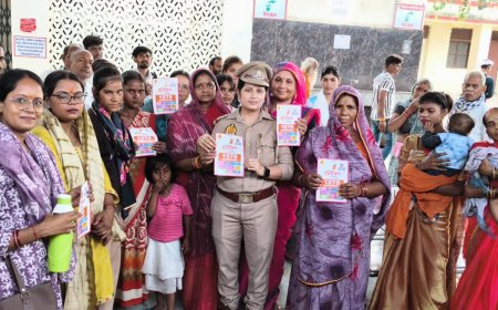 महिला यात्रियों को जीआरपी थाना अध्यक्ष ने किया जागरूक