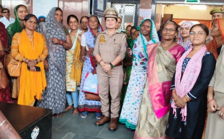 जीआरपी थानाध्यक्ष ने रेलवे स्टेशन में महिला यात्रियों को मिशन शक्ति के तहत किया जागरूक