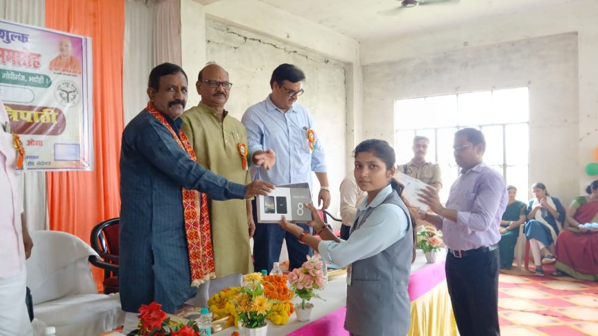 300 से अधिक छात्र छात्राओं को टेबलेट का किया गया वितरण