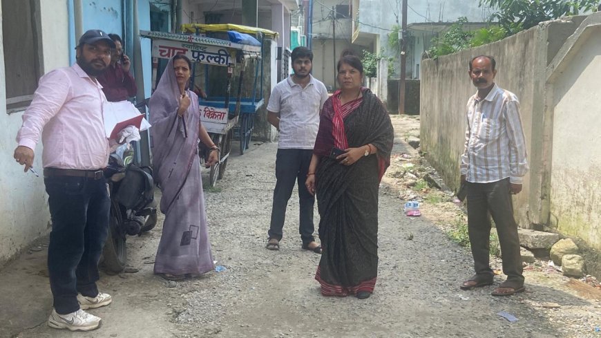 महापौर ने किया वार्ड क्रमाक 38 एवं 40 का भ्रमण वार्ड की क्षतिग्रस्त सड़को की तत्काल मरम्मत कराकर आवागम को सुगम बनाये-श्रीमती अग्रवाल