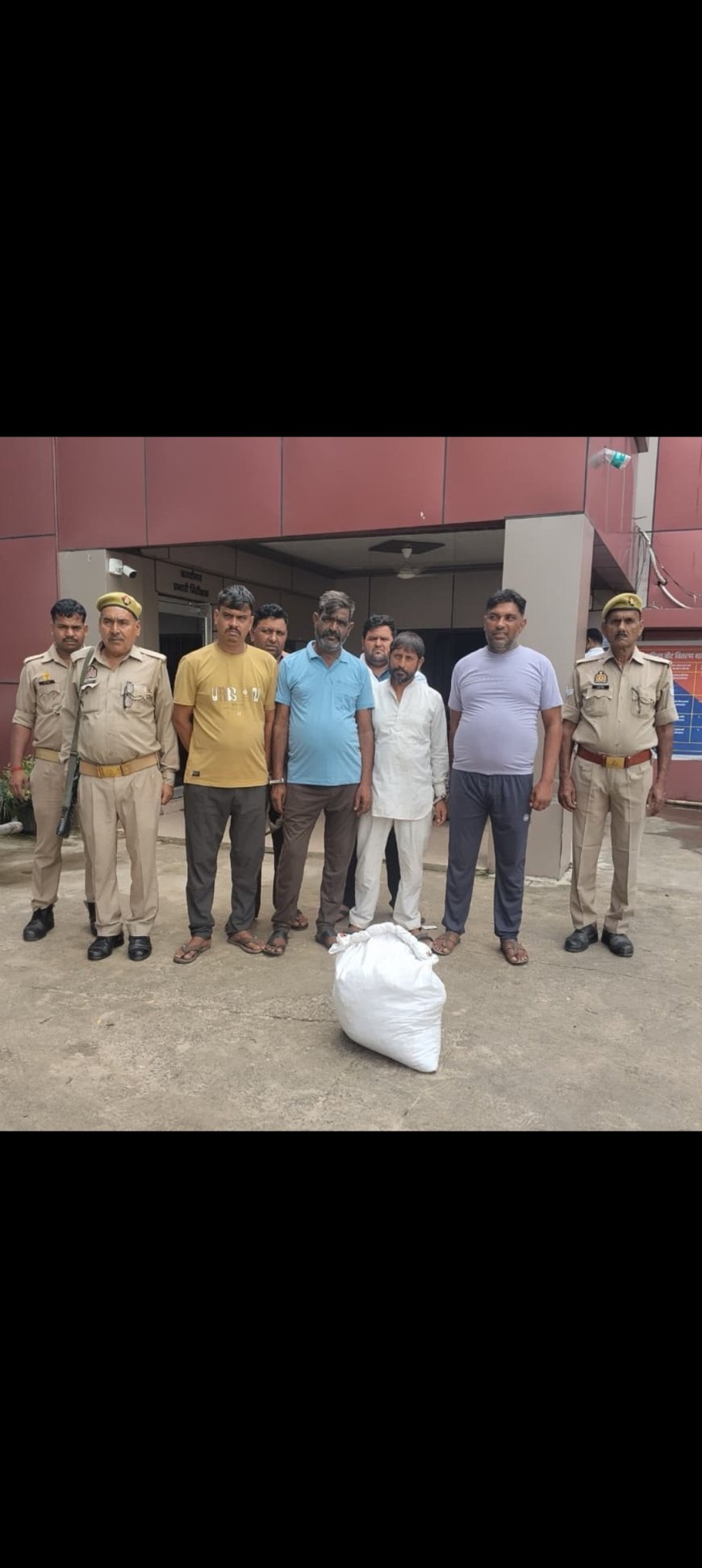 पुलिस ने 6 तस्करों को 9 किलो 850 ग्राम गांजे के सहित किया गिरफ्तार