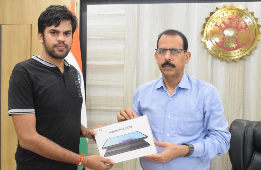 संशोधित एसएससी की तैयारी के लिए अभिषेक मिला टैबलेट कलेक्टर ने छात्र की समस्या का किया समाधान अब टैबलेट से ऑनलाईन एसएससी की तैयारी कर पायेगा अभिषेक