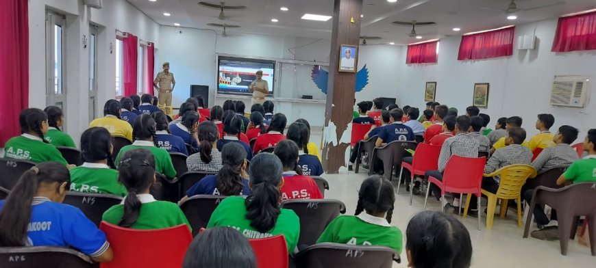 थाना साइबर क्राइम टीम द्वारा अशोक पब्लिक स्कूल खोह कर्वी चित्रकूट में साइबर जागरुकता कार्यक्रम का आयोजन किया गया