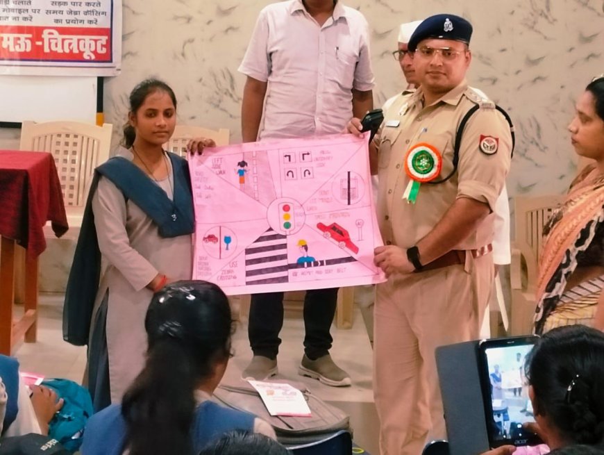 क्षेत्राधिकारी मऊ द्वारा महामति प्राणनाथ डिग्री कॉलेज मऊ में जागरूकता अभियान चलाकर बढ़ते साइबर साइबर अपराध,सड़क दुर्घटना एव मिशन शक्ति फेज-5 के बारे में विद्यार्थियों जागरूक किया गया तथा बढ़ते साइबर अपराध से बचने के उपाय भी बताये गये