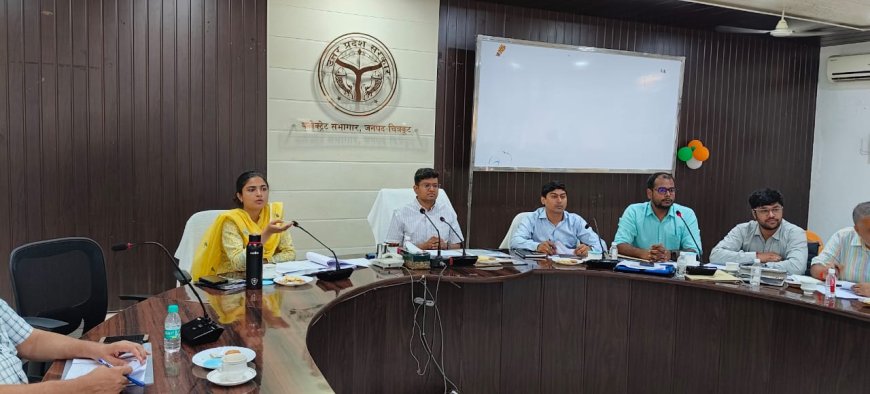 जल जीवन मिशन के अंतर्गत कराए जा रहे कार्यों की प्रगति की समीक्षा  बैठक का आयोजन जिलाधिकारी  की अध्यक्षता में कलेक्ट्रेट सभागार में संपन्न हुई।