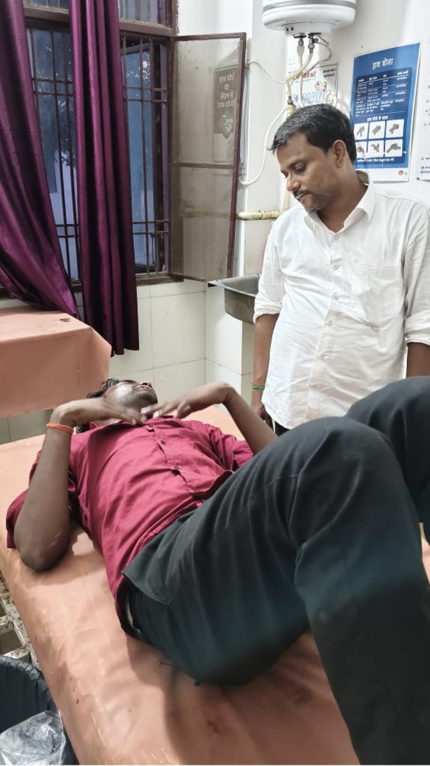 बाइक से बाइक की टक्कर में एक युवक हुआ गम्भीर रूप से घायल संयुक्त चिकित्सालय सिरौलीगौसपुर में भर्ती कराया गया