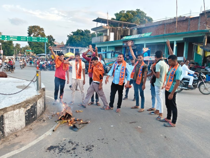 अखिल भारतीय विद्यार्थी परिषद ने बदोसरांय के रामसेवक यादव चौराहे पर कैबिनेट मंत्री राजभर का पुतला फूंका