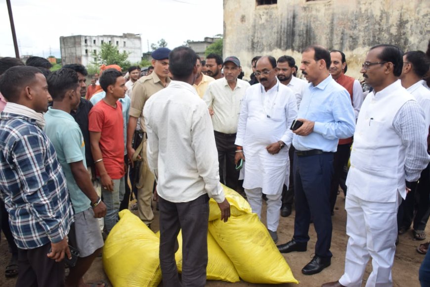 विधायक सिंगरौली, देवसर एवं कलेक्टर ने संयुक्त रूप से किया मार्कफेड गोदाम कचनी का निरीक्षण कालाबाजारी करने वालो पर करे कठोर कार्यवाही- कलेक्टर जिले मे कल यूरिया की एक रैक और होगी उपलब्ध