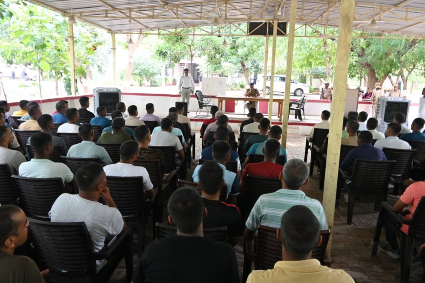पुलिस अधीक्षक चित्रकूट की उपस्थिति में पुलिस लाइन में चल रही आरटीसी प्रशिक्षण के रिक्रूट आरक्षियों के साथ कान्हा सभागार में  सैनिक सम्मेलन का आयोजन किया गया।