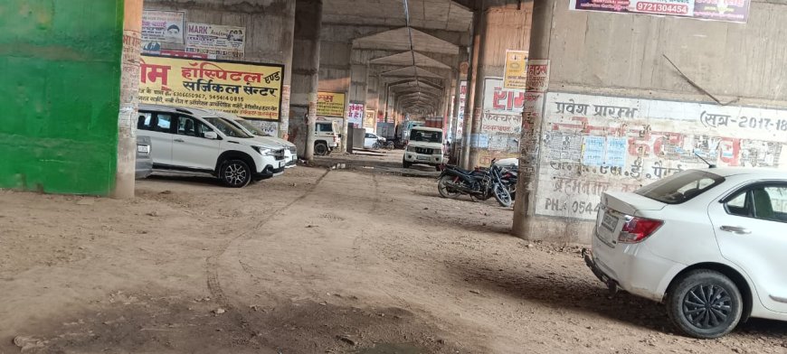 सोनभद्र ओवर ब्रिज के नीचे लग रही दुकाने हो रही पार्किंग