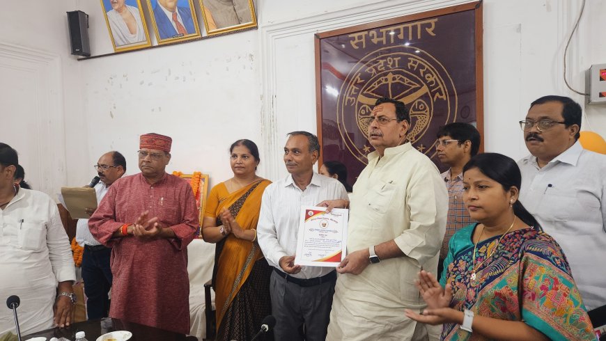 शिक्षक दिवस पर विधायकगण व जिलाधिकारी द्वारा कलेक्ट्रेट में आयोजित कार्यक्रम में शिक्षकों को किया सम्मानित*  *लोक भवन में मुख्यमंत्री के कार्यक्रम को दिखाया गया सजीव प्रसारण*