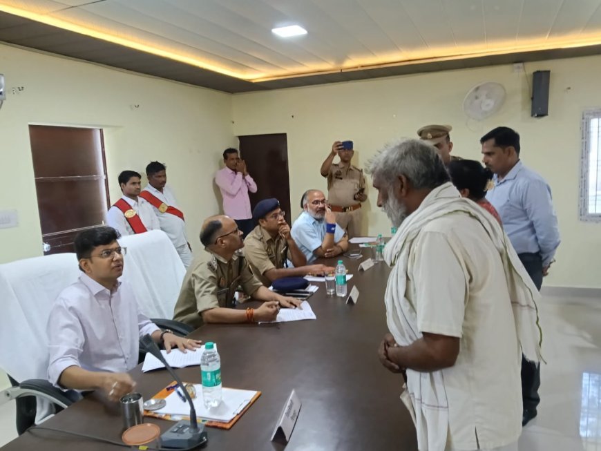 जिलाधिकारी  व पुलिस अधीक्षक  की उपस्थिति में संपूर्ण समाधान दिवस का आयोजन तहसील सभागार कर्वी में सम्पन्न