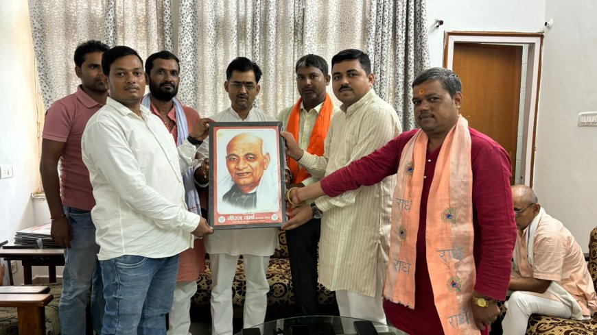 नवनियुक्त शक्तिकेंन्द्र संयोजकों को नीरज वर्मा ने सरदार पटेल का चित्र भेंट किया