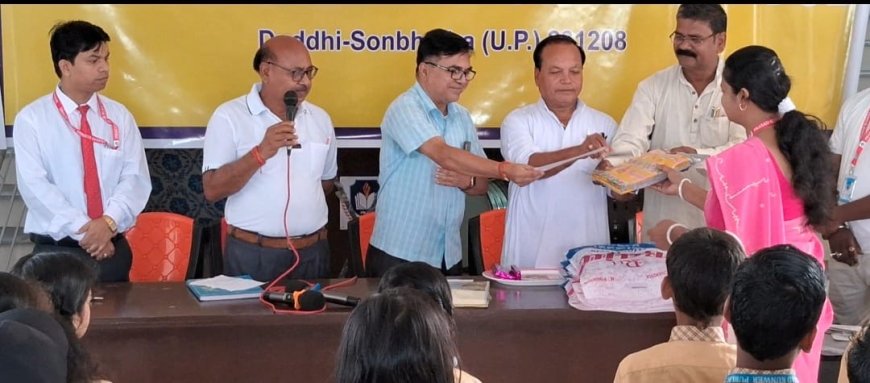 प्रसाद कुंवर पब्लिक स्कूल दुद्धी में अध्यापकों का किया गया सम्मान