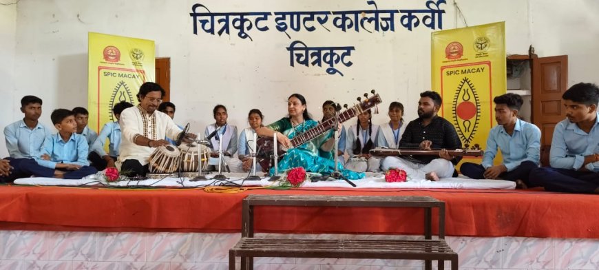 सितार वादन से अभिभूत हुए चित्रकूट इंटर कॉलेज कर्वी के छात्र-छात्राएं एवं शिक्षक