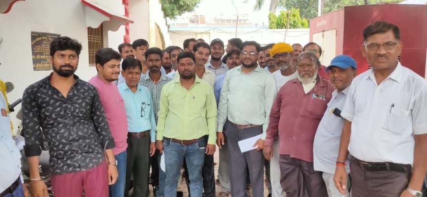 मीरजापुर नगरपालिका परिषद के समस्त सफाई  नायक सभासद द्वारा जातक शब्दों का उपयोग