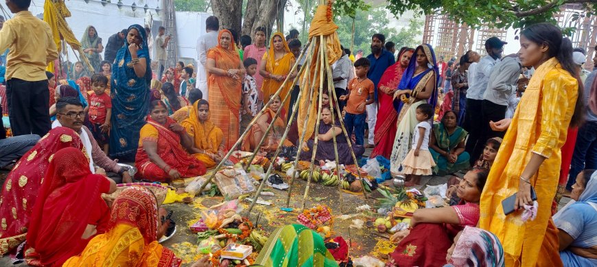 *सिर पर आस्था की गठरी ममत्व भाव से सराबोर मातृशक्तियों का अनूठा संगम*