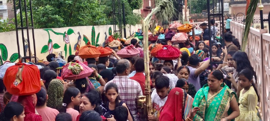 *सिर पर आस्था की गठरी ममत्व भाव से सराबोर मातृशक्तियों का अनूठा संगम*