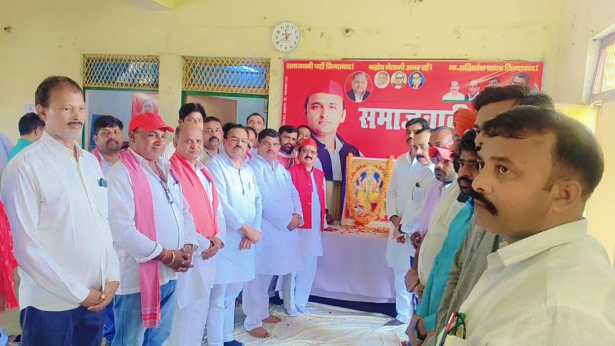 सपा जिला कार्यालय पर भगवान विश्वकर्मा जी की पूजा अर्चना किया गया