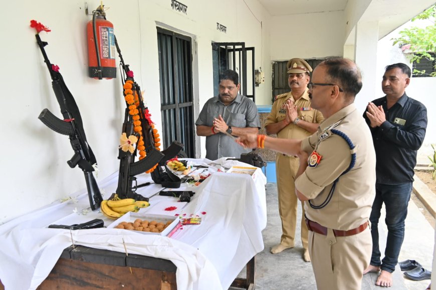 विश्वकर्मा पूजा के अवसर पर पुलिस अधीक्षक चित्रकूट द्वारा पुलिस लाइन में भगवान विश्वकर्मा की विधि विधान से शस्त्रागार में शस्त्रों एवं परिवहन शाखा के वाहनों की  पूजा-अर्चना की गयी।