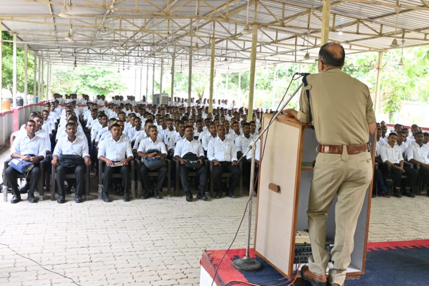 पुलिस अधीक्षक द्वारा पुलिस लाइन स्थित कान्हा सभागार में प्रशिक्षण प्राप्त कर रहे रिक्रूट आरक्षियों को अभियुक्तों की गिरफ्तारी,बीट प्रणाली एवं थानो के हिस्ट्रीशीटरों के बारे में पढ़ाया गया