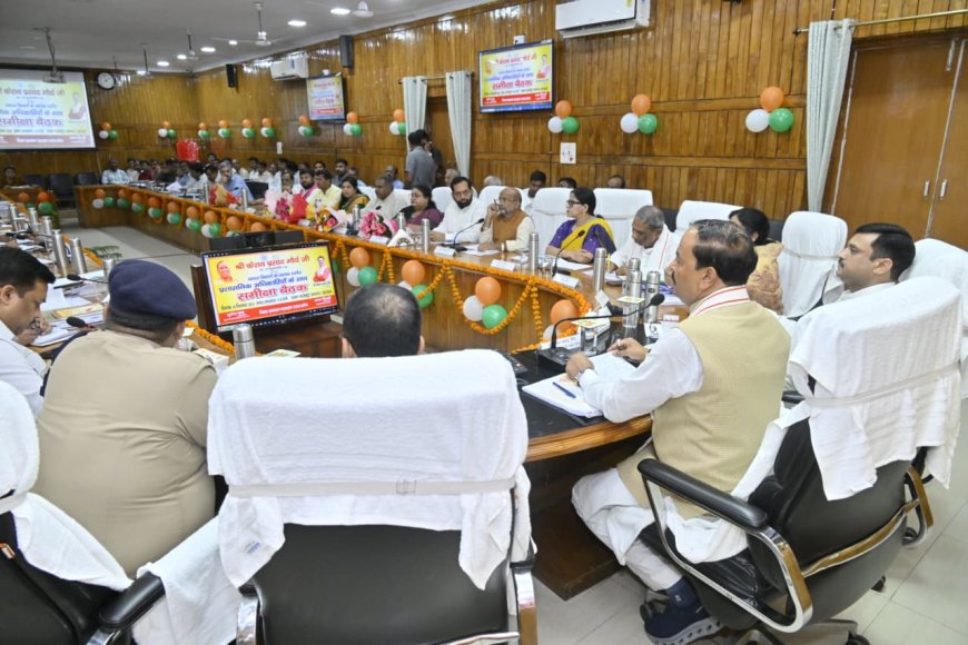 उप मुख्यमंत्री केशव प्रसाद मौर्य ने जिले के अधिकारियों के साथ की बैठक